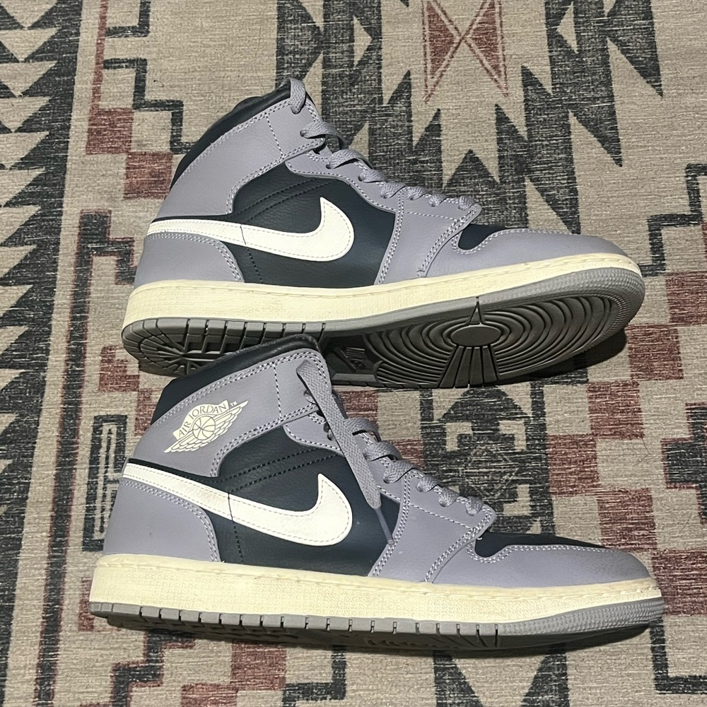 Nike women’s air Jordan mid size 10